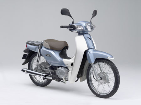 Về cơ bản, Honda Super Cub 2013 đã được cách tân lại khá nhiều chi tiết cho phù hợp hơn với cuộc sống hiện đại, chẳng hạn như đèn pha hình lục giác thay vì hình tròn như phiên bản cũ. Ảnh: news.mynavi