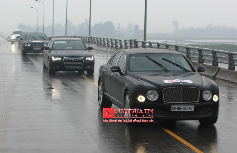 Có những chiếc xe biển nước ngoài. Ảnh: Người đưa tin.