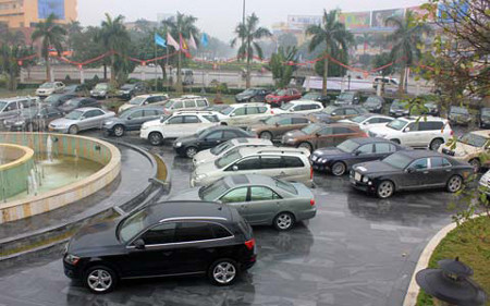 Chật cứng những chiếc xe siêu sang đến tham dự đám cưới của người làm lái xe cho một vị đại gia. Ảnh: Vietnamnet.