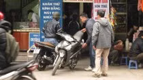 Nhiều ngõ đã áp dụng cách gọi là luân phiên từng hộ trông xe trong ngõ theo từng ngày. Có ngõ thì chia đất cho từng người làm chỗ trông xe Nhiều ngõ đã áp dụng cách gọi là luân phiên từng hộ trông xe trong ngõ theo từng ngày. Có ngõ thì chia đất cho từng người làm chỗ trông xe
