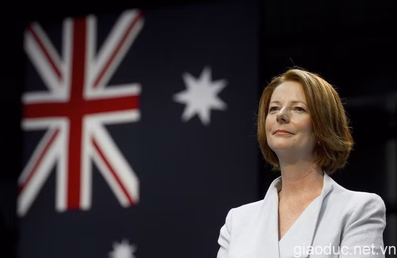 Thủ tướng Australia Julia Gillard lắng nghe bài diễn văn của Tổng thống Barack Obama tại căn cứ Darwin. Thủ tướng Australia Julia Gillard lắng nghe bài diễn văn của Tổng thống Barack Obama tại căn cứ Darwin.