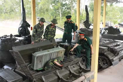 Trung tá Phạm Phú Liên (ngoài cùng bên phải) hướng dẫn bảo dưỡng, sửa chữa xe tăng tại đơn vị. Trung tá Phạm Phú Liên (ngoài cùng bên phải) hướng dẫn bảo dưỡng, sửa chữa xe tăng tại đơn vị.