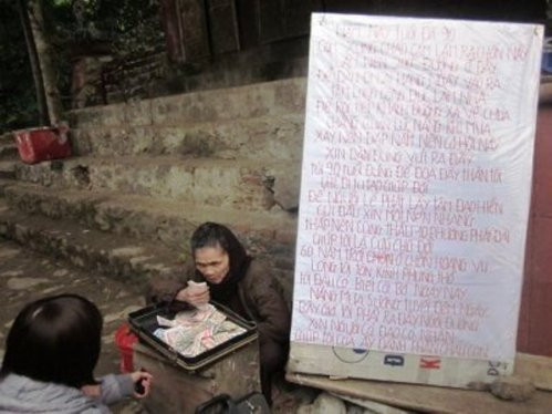 Cụ Tạ Thị Xa làm "nghề" ăn mày ở chùa Hương Cụ Tạ Thị Xa làm "nghề" ăn mày ở chùa Hương