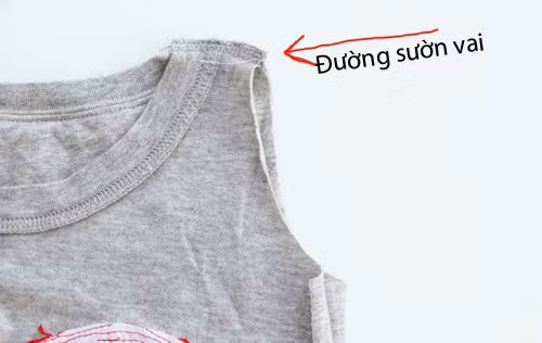 Lật mặt trái, may ráp đường sườn vai của thân trước và thân sau của chiếc áo.