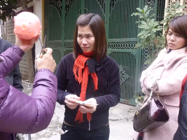 Mọi người "mổ" con lợn nhựa chỉ được hơn 70 nghìn đồng Mọi người "mổ" con lợn nhựa chỉ được hơn 70 nghìn đồng
