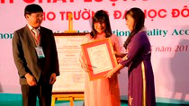 Phó Giáo sư Nguyễn Phương Nga – Giám đốc Trung tâm Kiểm định chất lượng giáo dục trao giấy chứng nhận cho Trường Đại học Đông Á. Ảnh: PC