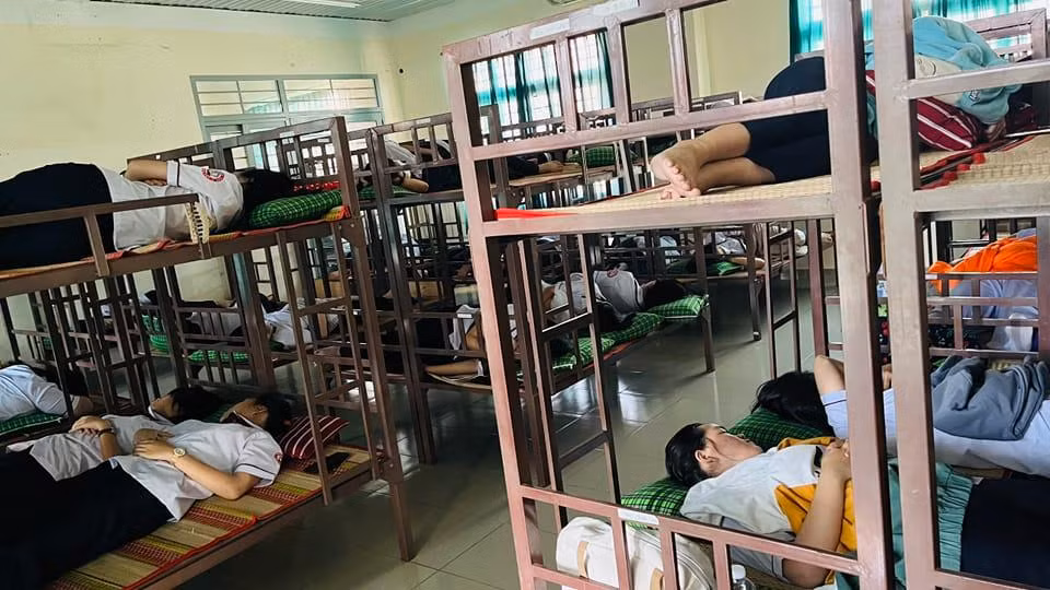 Nơi ngủ trưa của học sinh Trường trung học phổ thông Đào Sơn Tây (ảnh: CTV) Nơi ngủ trưa của học sinh Trường trung học phổ thông Đào Sơn Tây (ảnh: CTV)