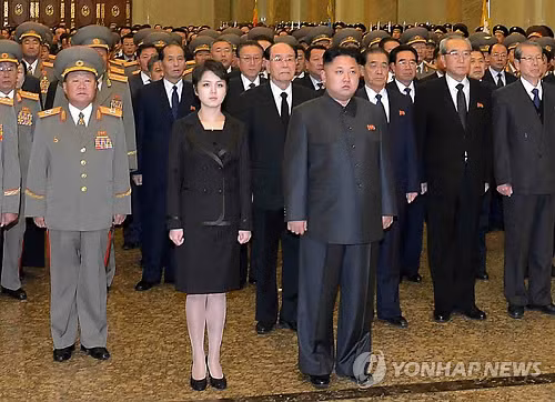 Nhà lãnh đạo Kim Jong-un và các quan chức cấp cao Bắc Triều Tiên viếng lăng Kim Nhật Thành - Kim Jong-il sau sự kiện Jang Song-thaek. Nhà lãnh đạo Kim Jong-un và các quan chức cấp cao Bắc Triều Tiên viếng lăng Kim Nhật Thành - Kim Jong-il sau sự kiện Jang Song-thaek.