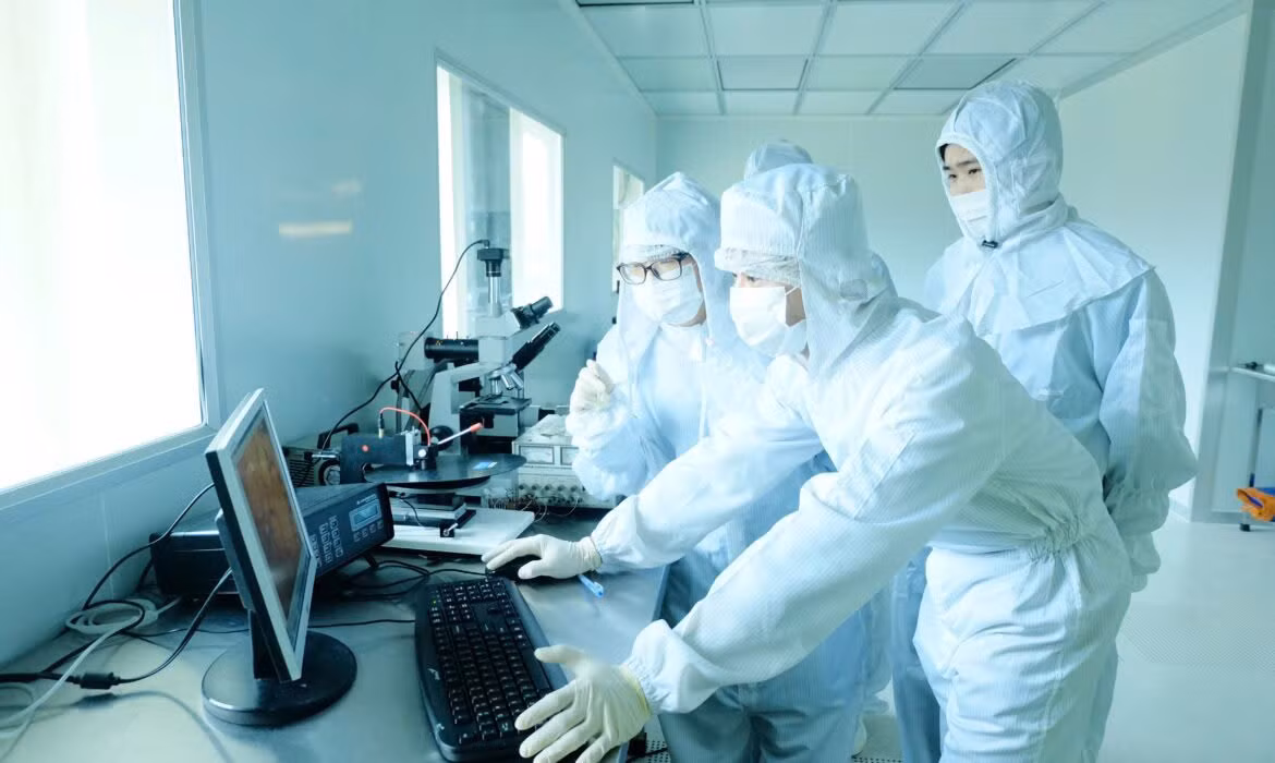 Nghiên cứu chế tạo linh kiện bán dẫn tại Trung tâm Nano và Năng lượng, Trường Đại học Khoa học Tự nhiên (Đại học Quốc gia Hà Nội). Ảnh: NTCC.