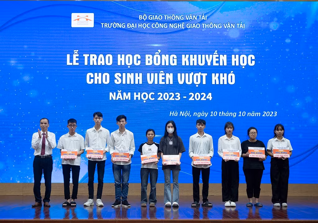 hoc-bong-sv-vuot-kho-06.jpg