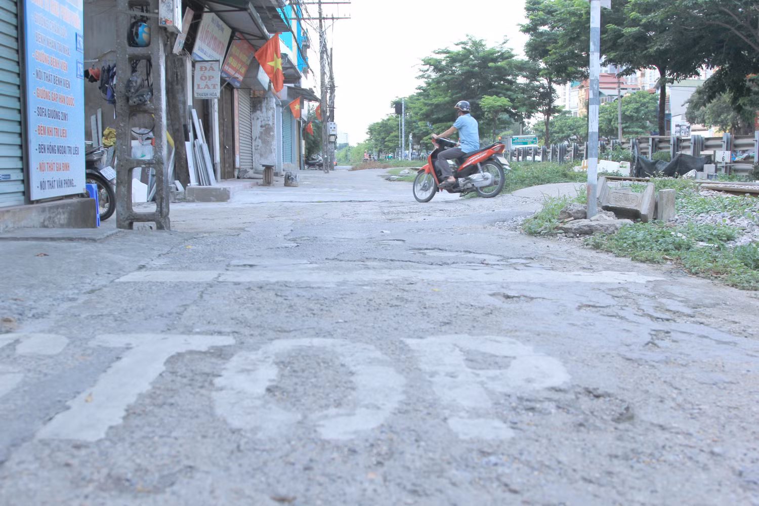 Nền đường dân sinh nhiều đoạn bị xuống cấp cộng với hàng rào ngăn với đường sắt không có, cũng là điều người dân mong muốn được khắc phục. (Ảnh: Mạnh Đoàn)