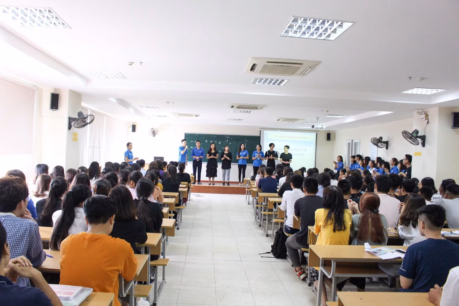 Hoạt động giao lưu giữa Đoàn Thanh niên Học viện Phụ nữ Việt Nam với sinh viên năm nhất Học viện Phụ nữ Việt Nam. Ảnh: NVCC Hoạt động giao lưu giữa Đoàn Thanh niên Học viện Phụ nữ Việt Nam với sinh viên năm nhất Học viện Phụ nữ Việt Nam. Ảnh: NVCC