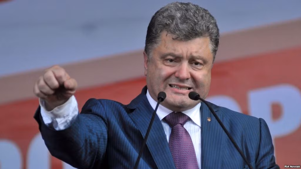 Ông John Kerry nhắc nhở Tổng thống Ukraine Poroshenko suy nghĩ cho kỹ khi quyết định lấy lại sân bay Donetsk là dấu hiệu đầu tiên Đa Chiều cho rằng Washington đã "đảo chiều" trong khủng hoảng Ukraine.
