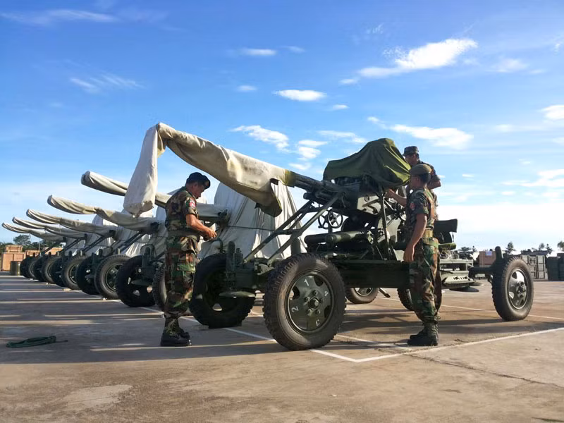 6 hệ thống súng máy phòng không di động Trung Quốc "tặng" Campuchia. Ảnh: The Cambodia Daily.