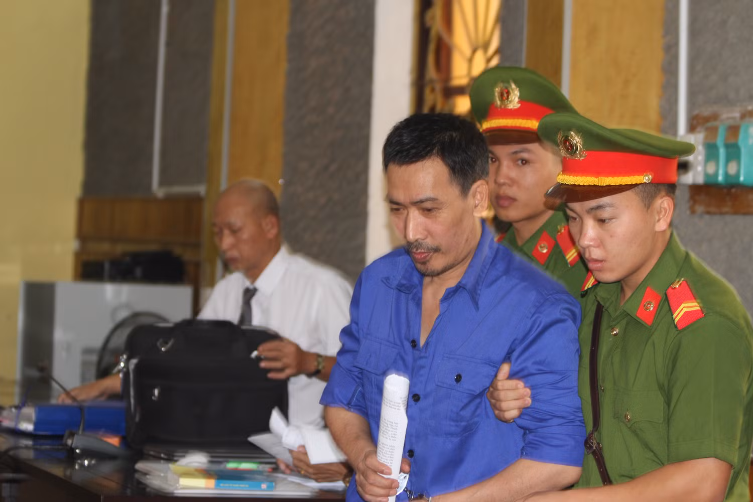 Bị cáo Thủy khai sửa điểm, nâng điểm cho thí sinh vì tình cảm, quan hệ đồng nghiệp, không có mục đích nhận tiền. Ảnh: Vũ Phương.