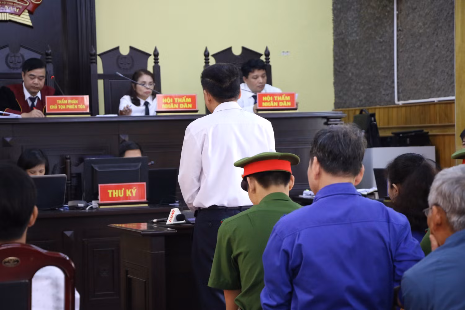 Trần Xuân Yến khai trước tòa rằng chỉ nhờ Nga xem điểm chứ không nhờ nâng điểm thi cho những thí sinh được các sếp nhờ. Ảnh: Vũ Phương.