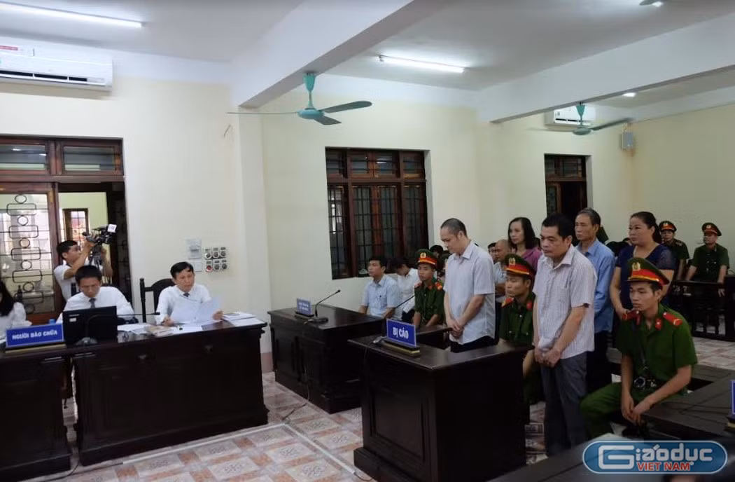 Phiên tòa xét xử công khai vụ gian lận thi tại Hà Giang năm 2019 đã phải hoãn vì vắng quá nhiều nhân chứng quan trọng, người liên quan trong đó có cả những phụ huynh có con được nâng điểm thi. Ảnh: Lại Cường. Phiên tòa xét xử công khai vụ gian lận thi tại Hà Giang năm 2019 đã phải hoãn vì vắng quá nhiều nhân chứng quan trọng, người liên quan trong đó có cả những phụ huynh có con được nâng điểm thi. Ảnh: Lại Cường.