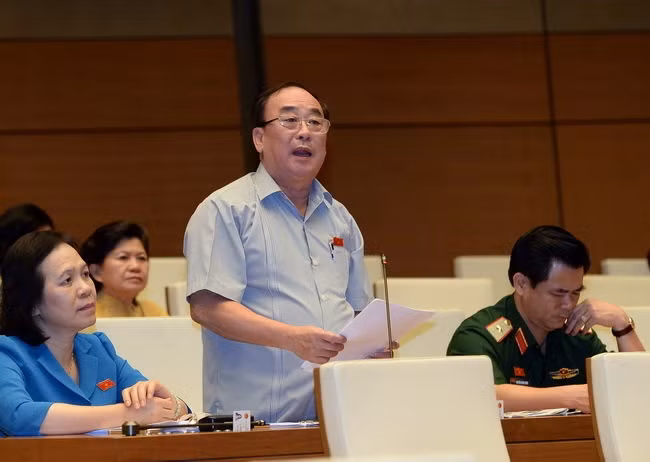 Đại biểu Trần Ngọc Vinh cho rằng, hình thức xử lý cán bộ, đảng viên có con được nâng điểm thi bằng hình thức kỷ luật, yêu cầu kiểm điểm sâu sắc, nghiêm túc rút kinh nghiệm là quá nhẹ, không thuyết phục dư luận. Ảnh: Quốc Hội. Đại biểu Trần Ngọc Vinh cho rằng, hình thức xử lý cán bộ, đảng viên có con được nâng điểm thi bằng hình thức kỷ luật, yêu cầu kiểm điểm sâu sắc, nghiêm túc rút kinh nghiệm là quá nhẹ, không thuyết phục dư luận. Ảnh: Quốc Hội.