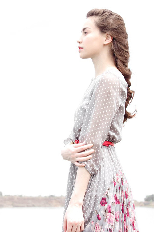 Chất liệu chiffon nhẹ nhàng tôn lên vóc dáng ngọc ngà của người đẹp. Xem thêm: Style Hồ Ngọc Hà / Thời trang công sở / Váy xinh Chất liệu chiffon nhẹ nhàng tôn lên vóc dáng ngọc ngà của người đẹp. Xem thêm: Style Hồ Ngọc Hà / Thời trang công sở / Váy xinh