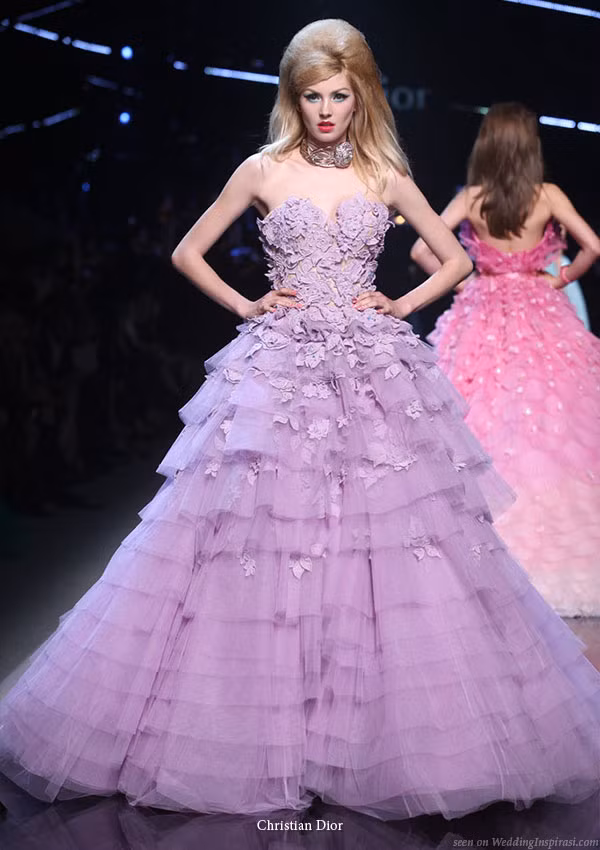 Thương hiệu Christian Dior ngày càng trở nên nổi tiếng, đặc biệt là mẫu váy cưới, váy dạ hội. (Ảnh: ML) Xem thêm: Thời trang công sở/ Váy dạ hội/ Váy xinh chào hè/ Thời trang Sao. Thương hiệu Christian Dior ngày càng trở nên nổi tiếng, đặc biệt là mẫu váy cưới, váy dạ hội. (Ảnh: ML) Xem thêm: Thời trang công sở/ Váy dạ hội/ Váy xinh chào hè/ Thời trang Sao.