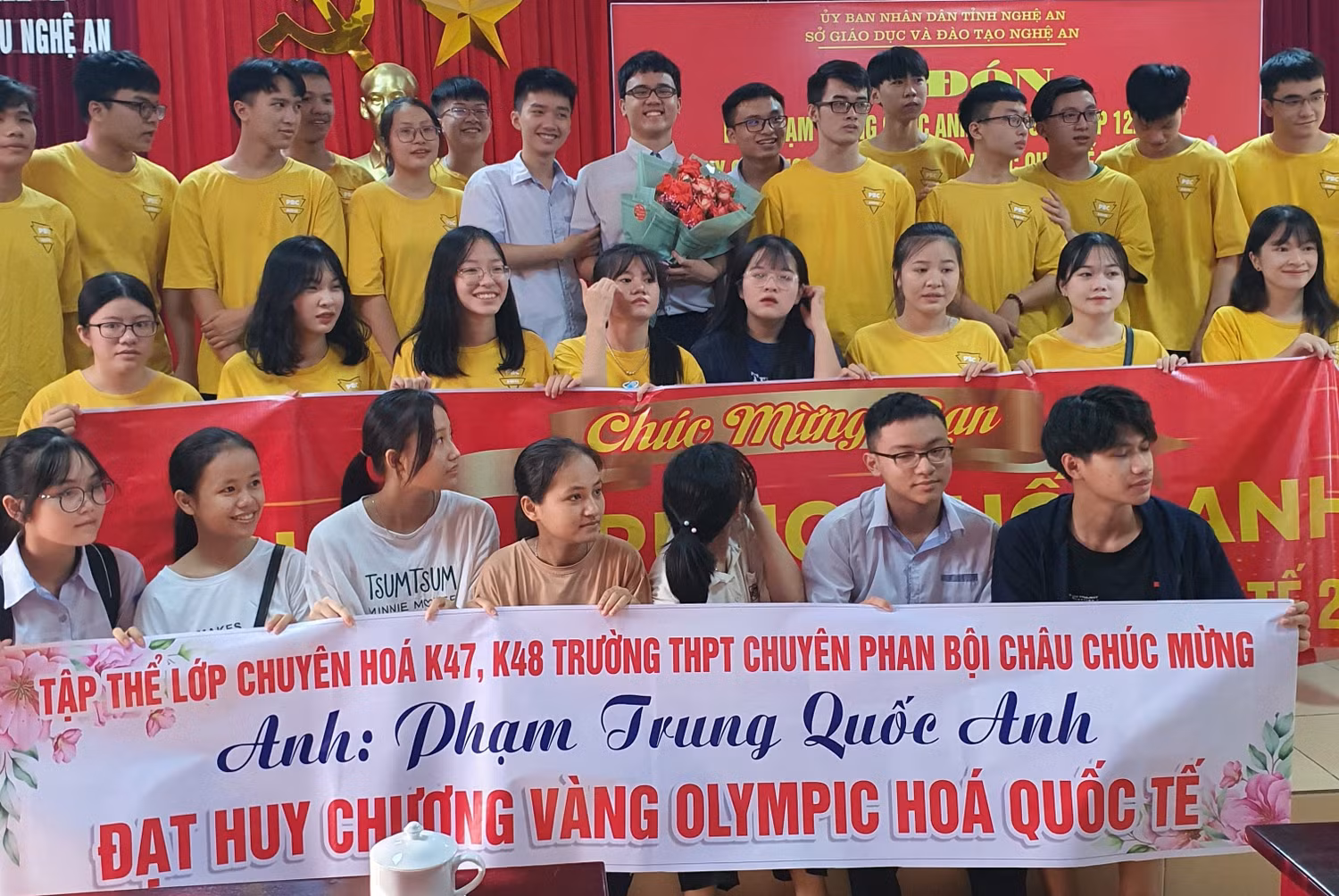 Phạm Trung Quốc Anh (cầm hoa) cùng bạn bè trong trong buổi lễ tại trường trung học phổ thông Phan Bội Châu. Ảnh: NVCC Phạm Trung Quốc Anh (cầm hoa) cùng bạn bè trong trong buổi lễ tại trường trung học phổ thông Phan Bội Châu. Ảnh: NVCC