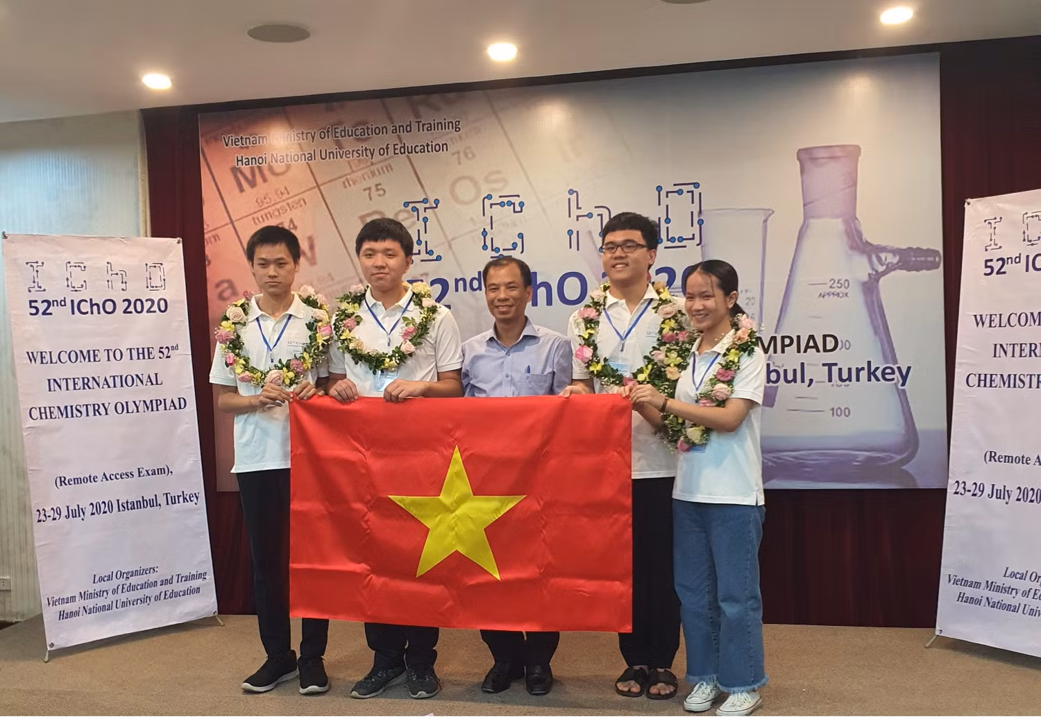 Phạm Trung Quốc Anh (thứ 2 từ phải sang) cùng đội tuyển Việt Nam trong kỳ thi Olympic Hóa học quốc tế 2020. Ảnh: NVCC Phạm Trung Quốc Anh (thứ 2 từ phải sang) cùng đội tuyển Việt Nam trong kỳ thi Olympic Hóa học quốc tế 2020. Ảnh: NVCC