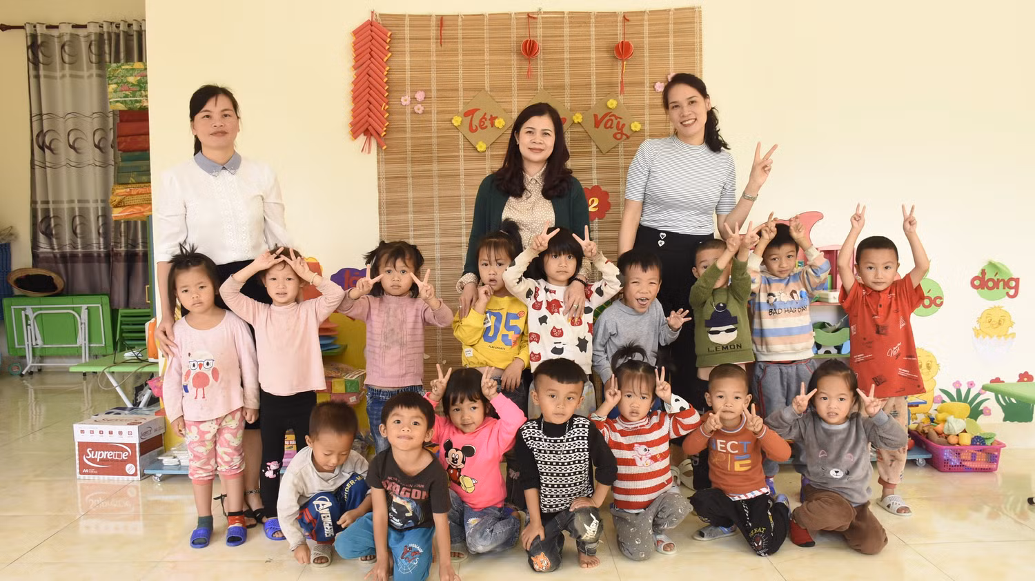 Cô giáo Lan (đứng ngoài cùng bên trái) đã có hơn 5 năm gắn bó và cống hiến cho ngôi trường vùng cao Kỳ Thượng (Ảnh: Phạm Linh) Cô giáo Lan (đứng ngoài cùng bên trái) đã có hơn 5 năm gắn bó và cống hiến cho ngôi trường vùng cao Kỳ Thượng (Ảnh: Phạm Linh)