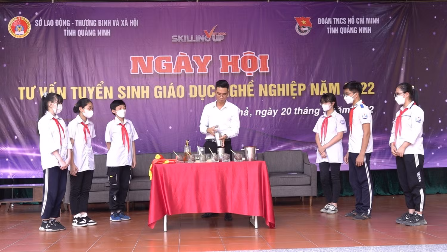 Nhân viên Tập đoàn Sun Group trình diễn kỹ năng nghề nghiệp tại ngày hội. (Ảnh: CTV)
