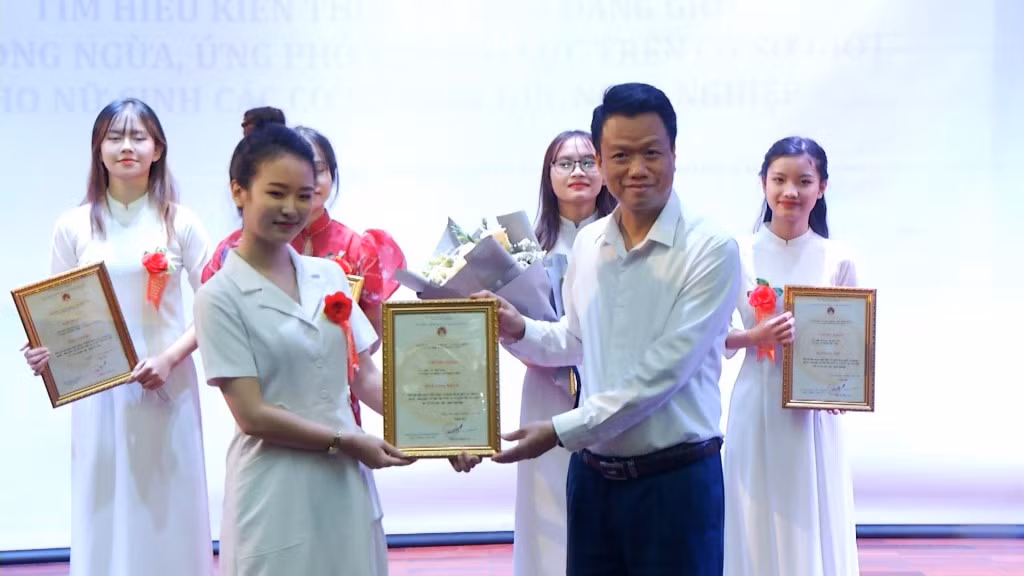 Ông Vũ Quang Trực- Phó Giám đốc Sở Lao động- Thương binh và Xã hội, Trưởng ban tổ chức trao giải Nhất cho thí sinh Vũ Thị Loan đến từ Trường Cao đẳng Y tế Quảng Ninh. (Ảnh: CTV)
