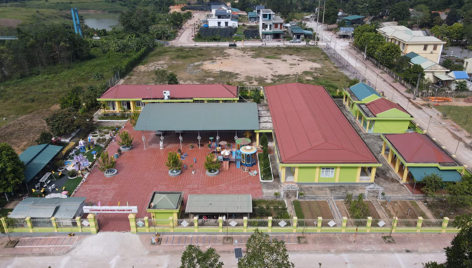 Năm học 2021 – 2022 vừa qua, nhà trường tiếp tục được đầu tư sơn, sửa toàn bộ hệ thống phòng học tại điểm trường chính và các điểm lẻ cũng như chỉnh trang cảnh quan trường học. (Ảnh: Phạm Linh)
