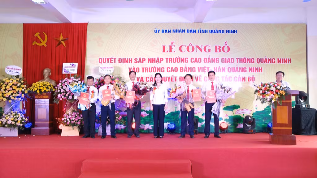 Bà Nguyễn Thị Hạnh, Phó Chủ tịch Ủy ban nhân dân tỉnh trao quyết định sáp nhập Trường Cao đẳng Giao thông Quảng Ninh vào Trường Cao đẳng Việt - Hàn Quảng Ninh (Ảnh: CTV)