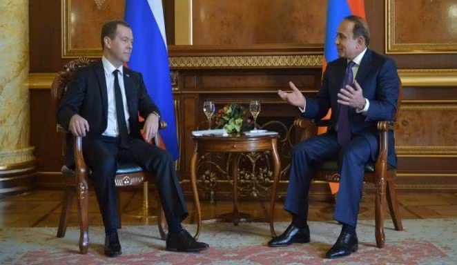 Thủ tướng Nga Dmitry Medvedev và Thủ tướng Azerbaijan Artur Rasizade bàn bạc về việc chấm dứt xung đột tại Nagorno-Karabakh. Ảnh: Sputnik.