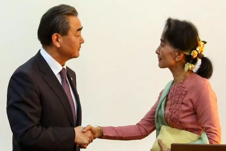 Ông Vương Nghị gặp bà Aung San Suu Kyi hôm 5/4, ảnh: Reuters.