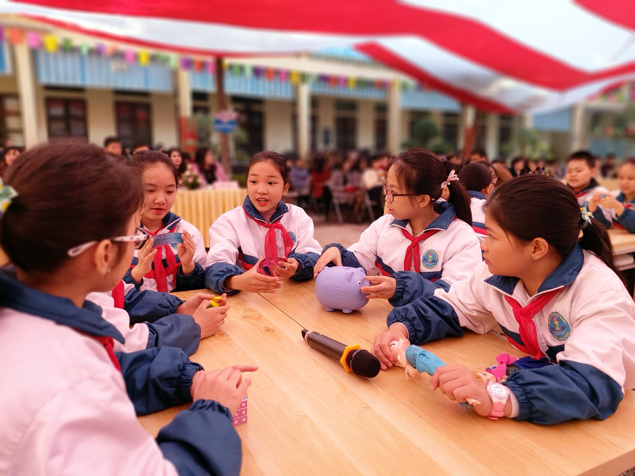 Các em học sinh Trường Tiểu học Võ Thị Sáu được rèn ý thức bảo vệ môi trường thông qua chuyên đề (Ảnh: Lã Tiến) Các em học sinh Trường Tiểu học Võ Thị Sáu được rèn ý thức bảo vệ môi trường thông qua chuyên đề (Ảnh: Lã Tiến)