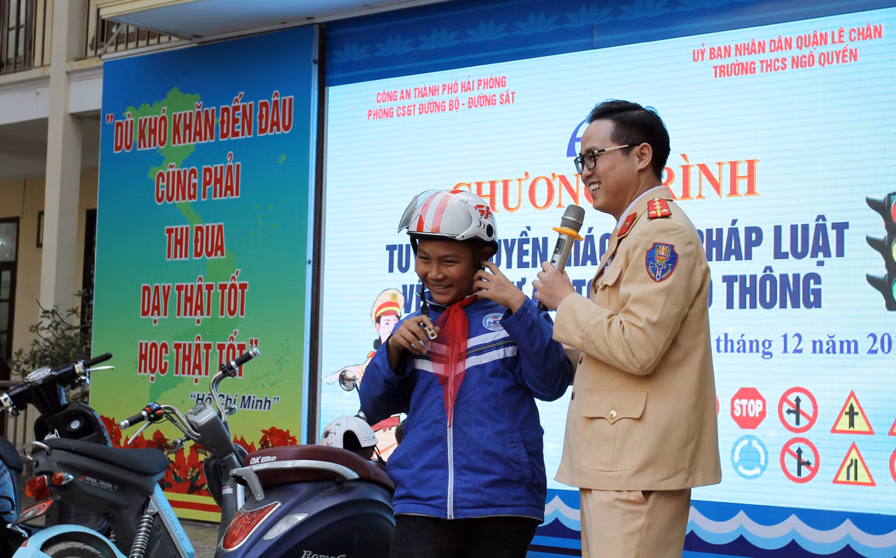 Các em học sinh Trường Trung học cơ sở Ngô Quyền được hướng dẫn cách đội mũ bảo hiểm đúng cách (Ảnh: Lã Tiến) Các em học sinh Trường Trung học cơ sở Ngô Quyền được hướng dẫn cách đội mũ bảo hiểm đúng cách (Ảnh: Lã Tiến)