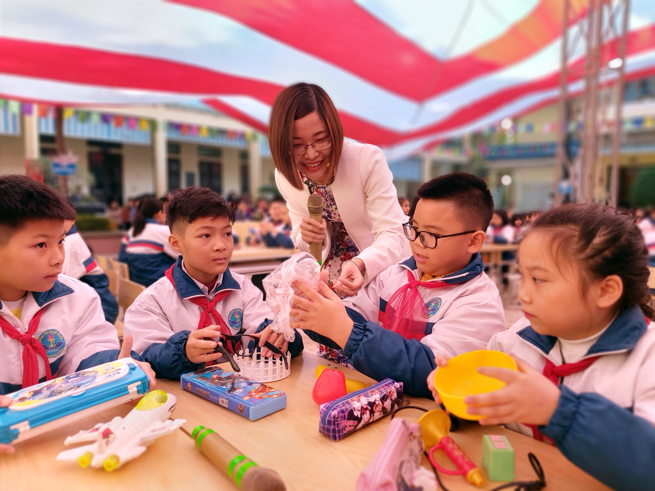 Cô giáo Đồng Thúy Phượng giúp các em học sinh nhận biết một số tính chất của chất dẻo (Ảnh: Lã Tiến) Cô giáo Đồng Thúy Phượng giúp các em học sinh nhận biết một số tính chất của chất dẻo (Ảnh: Lã Tiến)