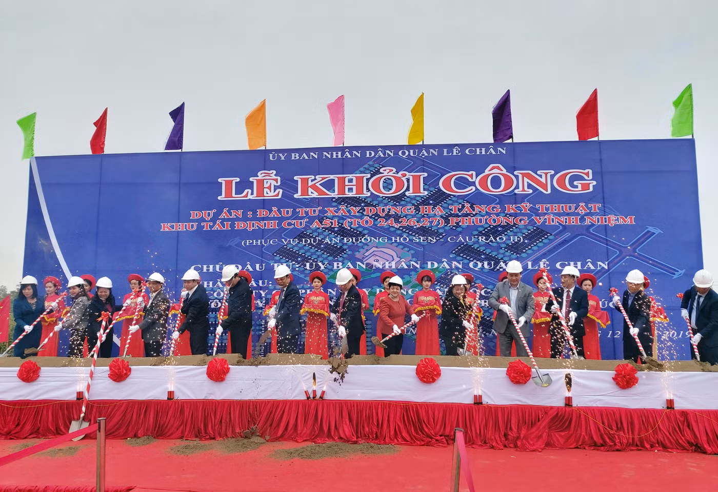 Các đại biểu tiến hành nghi thức khởi công, động thổ dự án (Ảnh: Lã Tiến)