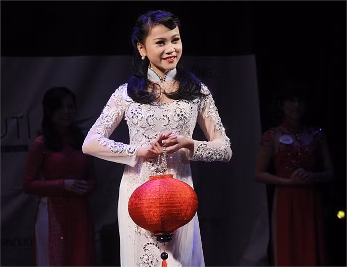 >> NHAN SẮC YÊU KIỀU CỦA CÁC NỮ DOANH NHÂN TƯƠNG LAI >> Hotgirl Thảo My "đốt cháy mùa đông" đón Noel >> HOTGIRL KHẢ NGÂN, BẢO TRÂN KHIẾN SAO HÀN PHẢI GHEN TỊ >> Ngôi sao Missteen Thảo My khiến cộng đồng mạng "nổi sóng" >> MISS CUXI VIỆT HUÊ KHOE DÁNG XINH >> Hotgirl Linh Hàn gợi cảm đón mùa đông về >> Nữ sinh Học viện Hành chính hóa thân thành thôn nữ xinh đẹp >> HOA KHÔI SINH VIÊN YÊU KIỀU BÊN "NGỰA SẮT" >> Vẻ đẹp căng tràn của Hoa khôi Missteen Diễm Trang >>Những mỹ nhân từng học tại trường "nhà giàu" RMIT