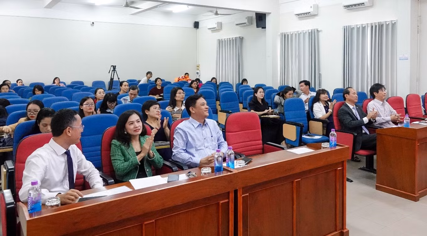 toàn cảnh toạ đàm.jpg