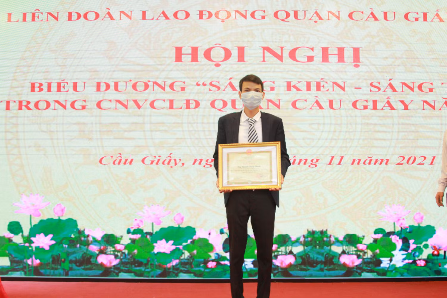 Thầy Nguyễn Trọng Thanh nhận giấy khen tại Hội nghị biểu dương "sáng kiến - sáng tạo" của quận Cầu Giấy. (ảnh: Mạnh Đoàn)