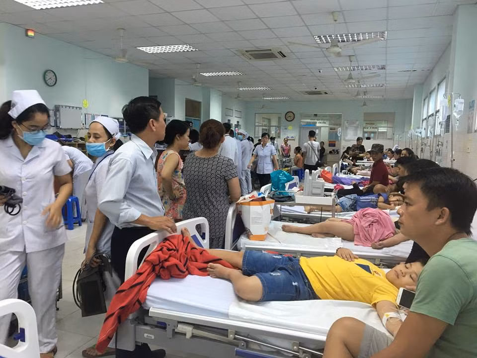 Các cháu học sinh đang được điều trị tại Bệnh viện quận Tân Phú. (Ảnh: N.L)