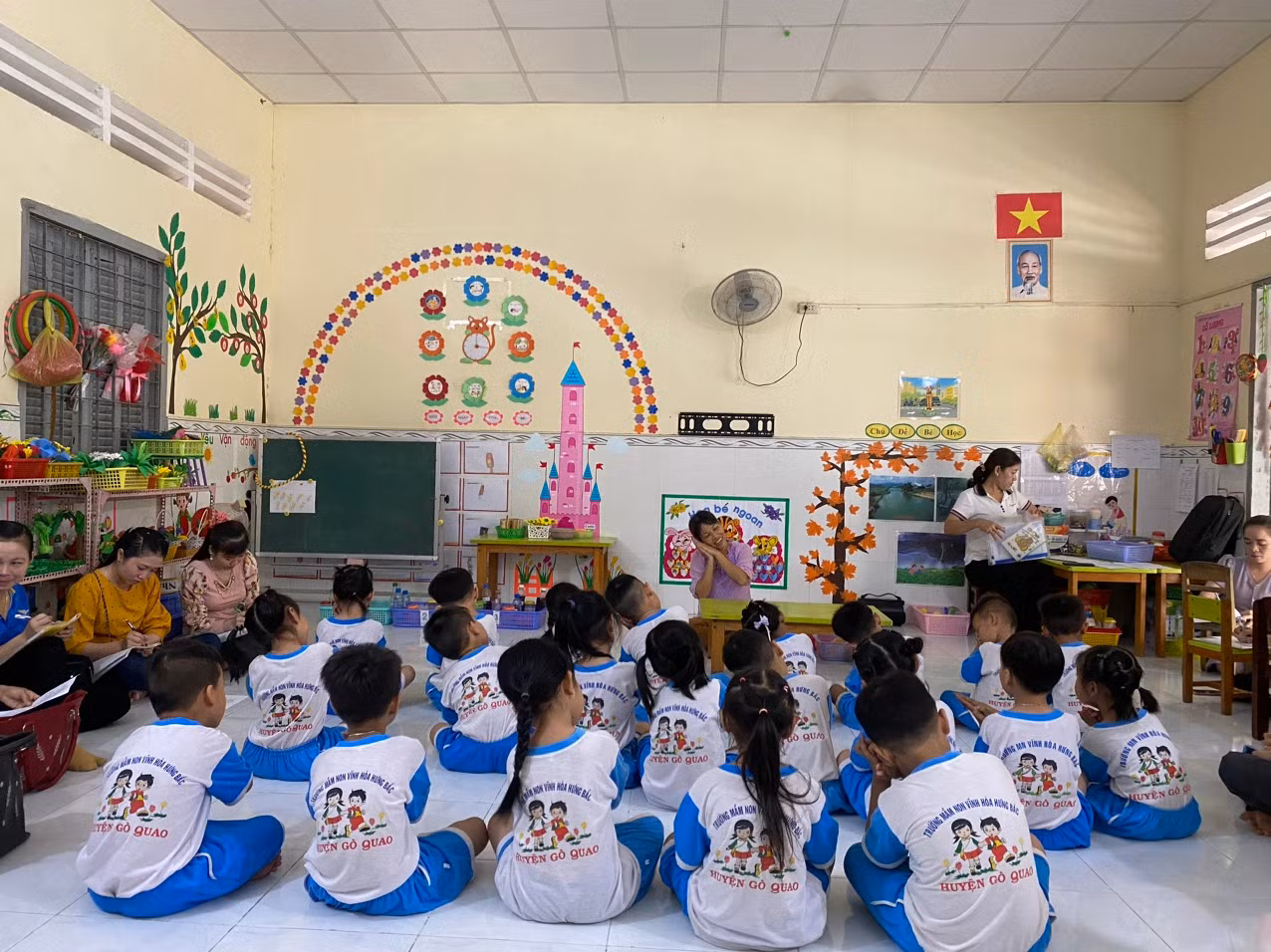 Tiết thao giảng của cô và trò Trường mầm non Vĩnh Hòa Hưng Bắc, huyện Gò Quao, tỉnh Kiên Giang. (Ảnh: website nhà trường).