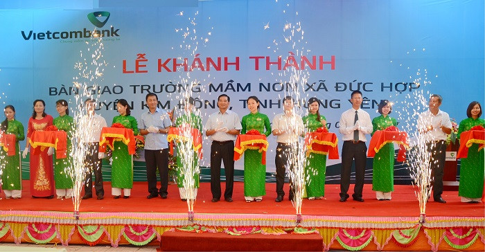 Các đại biểu tham gia cắt băng khánh thành công trình Trường Mầm non xã Đức Hợp.