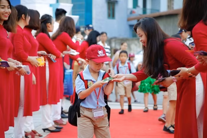 Hình ảnh các thầy cô ra cổng trường đón các em học sinh đã khiến rất nhiều phụ huynh và học sinh xúc động.