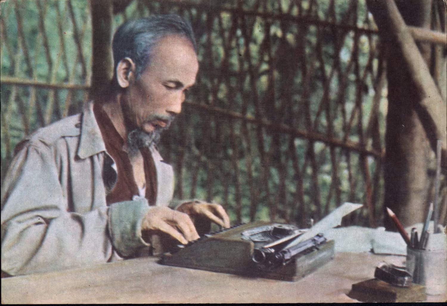 Hình ảnh Bác Hồ làm việc tại chiến khu Việt Bắc năm 1952. Ảnh tư liệu từ internet.