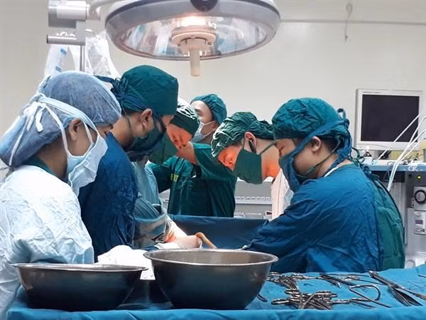 Các bác sĩ áp dụng mọi biện pháp cần thiết, kể cả hiến máu để cứu sản phụ.