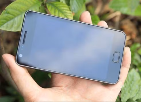 Điện thoại HDC A9100 được thiết kế giống smartphone "hot" Galaxy SII của Samsung. Máy sở hữu kiểu dáng khá mỏng hơn 10 mm, tuy không bằng được Galaxy S II thật (8,5 mm) nhưng cũng ngang được Galaxy S thế hệ đầu tiên. HDC A9100 tích hợp màn hình cảm ứng điện dung 4,3 inch, chip 650 MHz và có giá 260 USD.