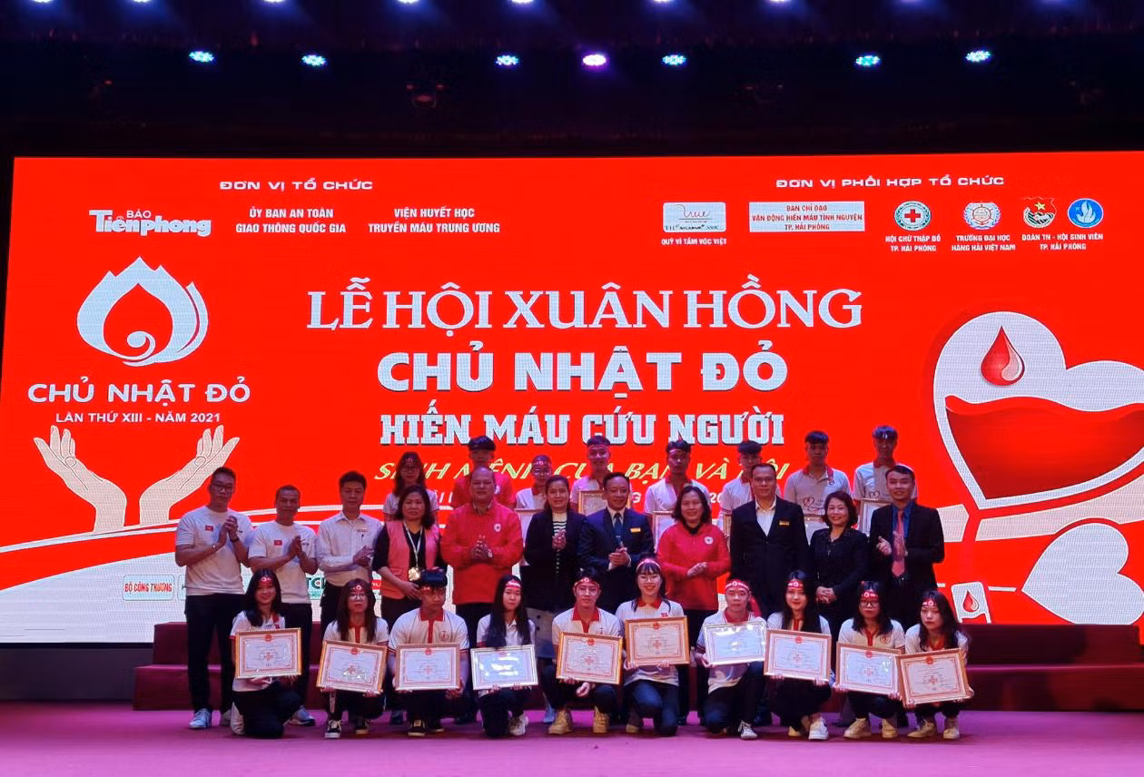 Nhân dịp này, Hội chữ thập đỏ, Thành đoàn Hải Phòng đã trao bằng khen, giấy khen của Bộ Y tế, Ủy ban nhân dân thành phố cho các tập thể, cá nhân nhiệt huyết vận động hiến máu cứu người. (ảnh: Lã Tiến)