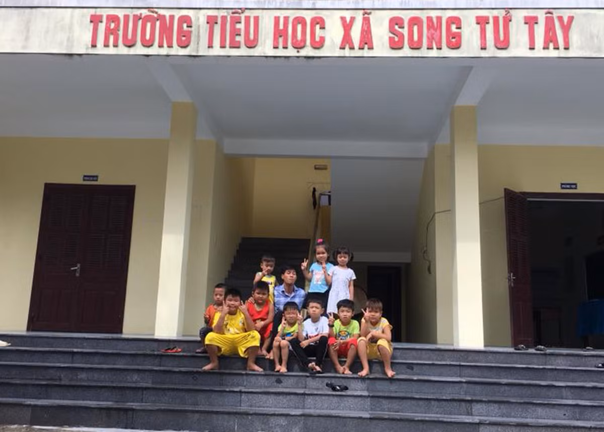 Thầy Nguyễn Hữu Phú (áo ca rô xanh) và các em học sinh trường Tiểu học xã đảo Song Tử Tây. (Ảnh: H.P) Thầy Nguyễn Hữu Phú (áo ca rô xanh) và các em học sinh trường Tiểu học xã đảo Song Tử Tây. (Ảnh: H.P)