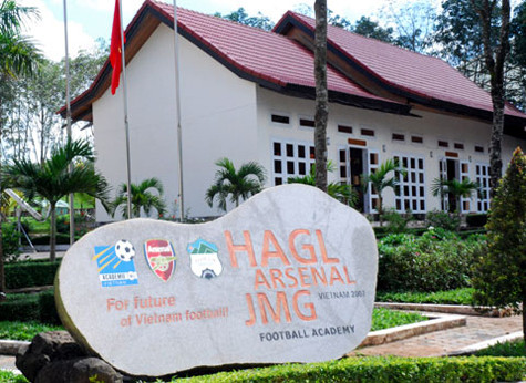 Cách thành phố Pleiku 13 km, Học viện bóng đá Hoàng Anh Gia Lai Arsenal JMG được xây dựng vào tháng 3 - 2007 trên khuôn viên rộng 5 ha, và khánh thành sau 7 tháng (Ảnh: Internnet).